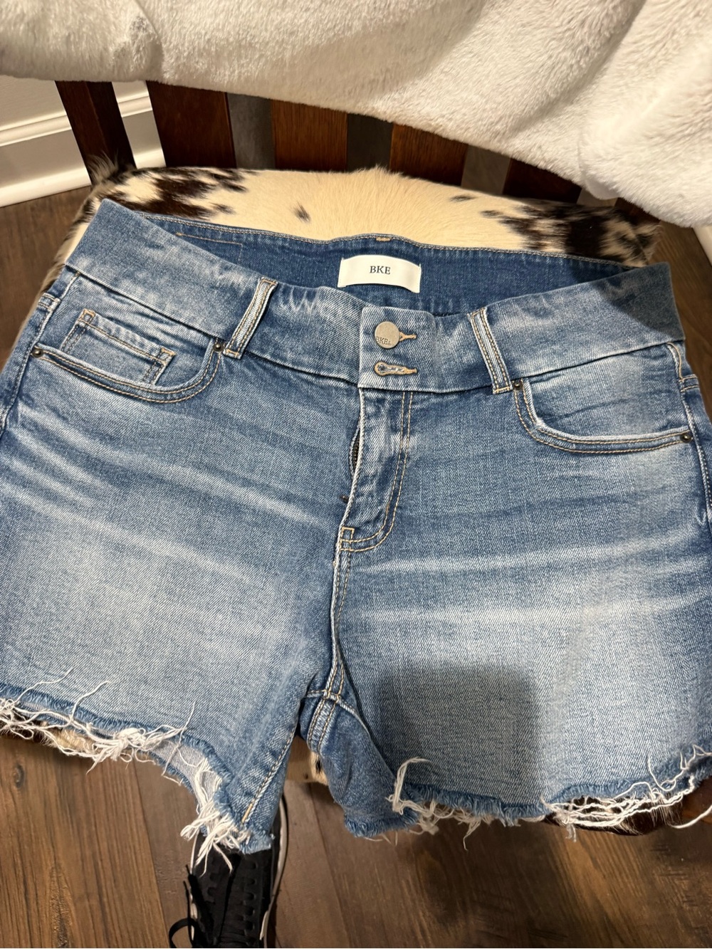 BKE Women’s Light Blue Denim Boyfriend Shorts - Picture 2 of 5